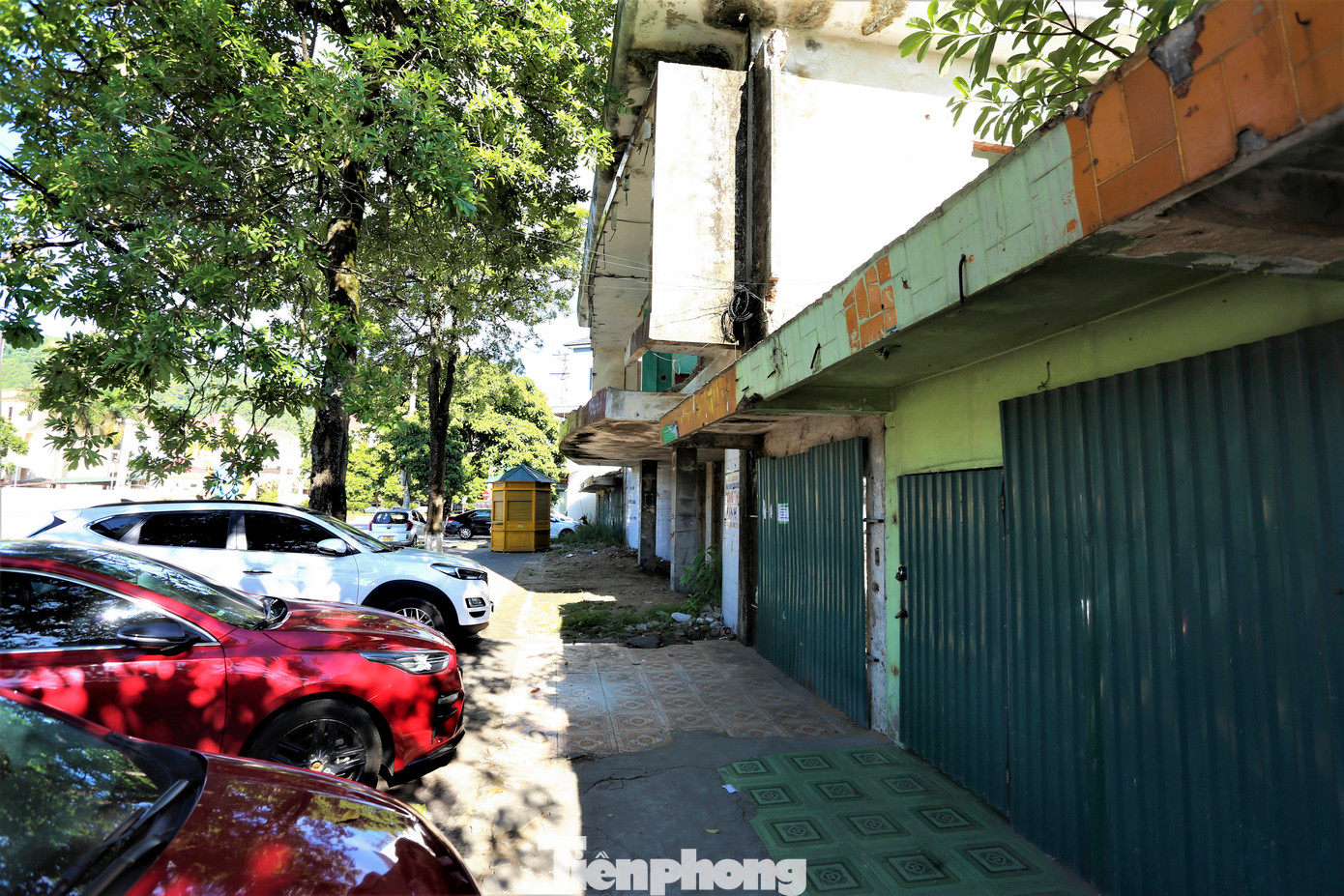 Khu đất chợ cũ Hồng Lĩnh nằm ngay vị trí trung tâm thị xã, mặt tiếp giáp đường Trần Phú và đường Quang Trung. Năm 2017, khu đất được UBND tỉnh thu hồi và giao cho Trung tâm Phát triển quỹ đất và Kỹ thuật địa chính, Sở TN&MT quản lý. Tuy nằm ở vị trí quan trọng song không được đầu tư đúng mức khiến nơi đây hoang tàn, đổ nát. Khu đất chợ cũ Hồng Lĩnh nằm ngay vị trí trung tâm thị xã, mặt tiếp giáp đường Trần Phú và đường Quang Trung. Năm 2017, khu đất được UBND tỉnh thu hồi và giao cho Trung tâm Phát triển quỹ đất và Kỹ thuật địa chính, Sở TN&MT quản lý. Tuy nằm ở vị trí quan trọng song không được đầu tư đúng mức khiến nơi đây hoang tàn, đổ nát.