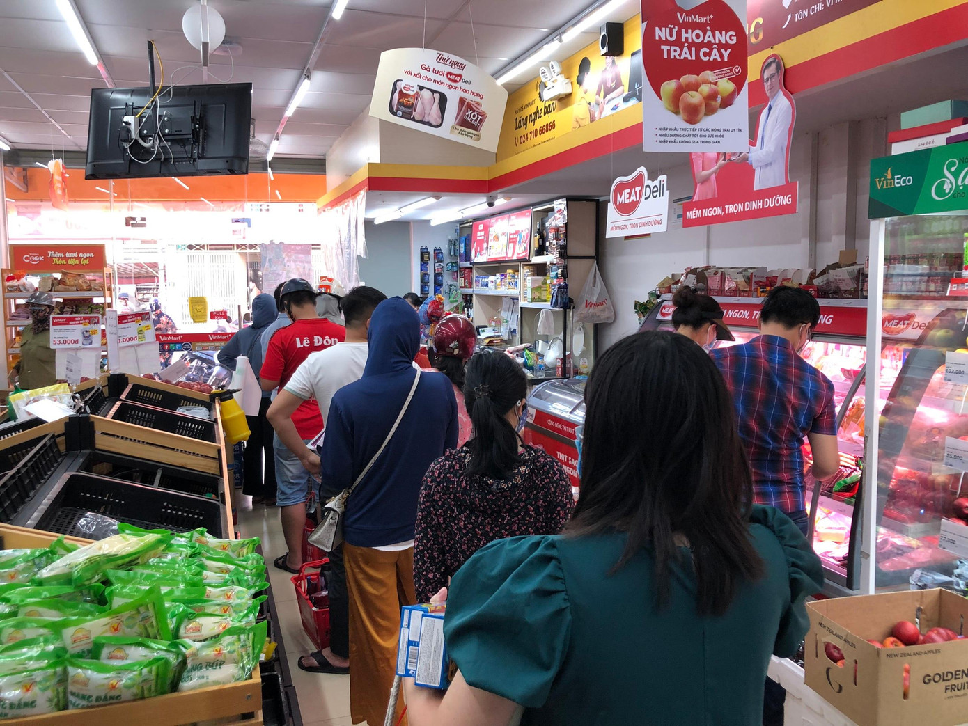 Trước đó trên mạng xã hội Facebook xuất hiện một số thông tin tỉnh Nghệ An sẽ thắt chặt quản lý đối với thành phố Vinh. Cùng với tâm lý lo lắng về vấn đề lương thực thực phẩm khan hiếm khi dịch diễn biến căng thẳng, rất đông người dân đã đổ ra đường đến các siêu thị, quán tạp hóa và chợ để mua hàng