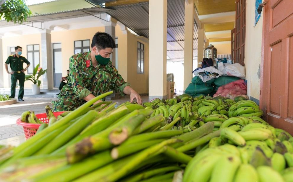 Ban chỉ huy quân sự huyện Hưng Nguyên (Nghệ An) được giao nhiệm vụ hậu cần, chuẩn bị bữa ăn cho lực lượng làm nhiệm vụ và bệnh nhân điều trị. Các nguồn nguyên liệu thực phẩm cán bộ, chiến sỹ kiểm tra kỹ càng trước khi chế biến. Ban chỉ huy quân sự huyện Hưng Nguyên (Nghệ An) được giao nhiệm vụ hậu cần, chuẩn bị bữa ăn cho lực lượng làm nhiệm vụ và bệnh nhân điều trị. Các nguồn nguyên liệu thực phẩm cán bộ, chiến sỹ kiểm tra kỹ càng trước khi chế biến.