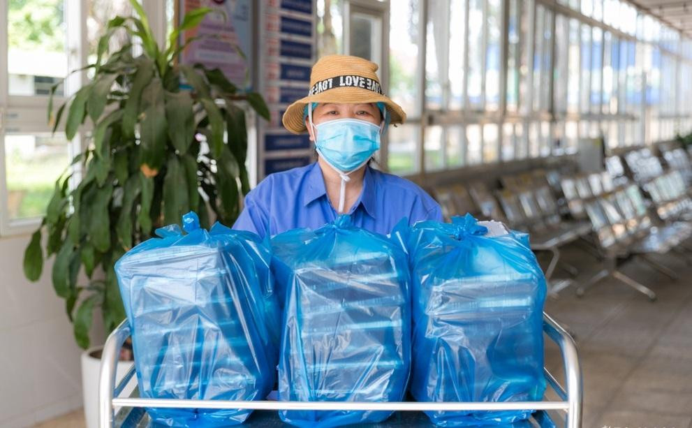 Tại Bệnh viện dã chiến số 1, các khẩu phần bữa ăn sẽ được trung chuyển vào bệnh viện. Tính đến sáng 5/7, Nghệ An ghi nhận 124 ca dương tính với virus SARS-CoV-2. Tại Bệnh viện dã chiến số 1, các khẩu phần bữa ăn sẽ được trung chuyển vào bệnh viện. Tính đến sáng 5/7, Nghệ An ghi nhận 124 ca dương tính với virus SARS-CoV-2.