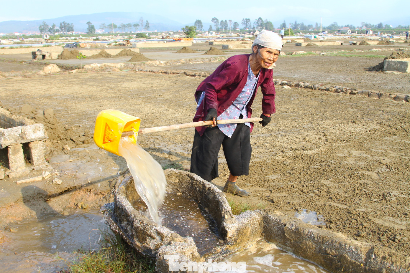 Nghề làm muối thu nhập thấp lại phải làm việc với cường độ cao và nắng nóng khủng khiếp nên thanh niên các làng muối đều rời làng đi làm nghề khác. Trên cánh đồng muối đa phần chỉ là những người già và học sinh phụ bố mẹ.