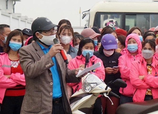 Chủ tịch Liên đoàn lao động huyện Diễn Châu nói chuyện với công nhân Chủ tịch Liên đoàn lao động huyện Diễn Châu nói chuyện với công nhân