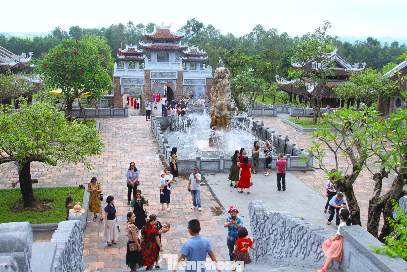 Những ngày này, rất đông du khách hành hương về quê Bác và ghé thăm Đền Chung Sơn, Đền thờ gia tiên Chủ tịch Hồ Chí Minh.