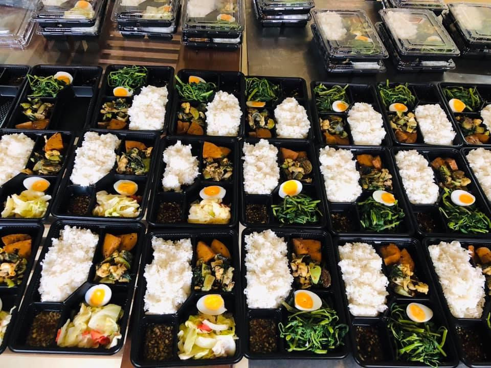 Những suất cơm của lực lượng làm nhiệm vụ và bệnh nhân điều trị tại Bệnh viện dã chiến số 1. Những suất cơm của lực lượng làm nhiệm vụ và bệnh nhân điều trị tại Bệnh viện dã chiến số 1.