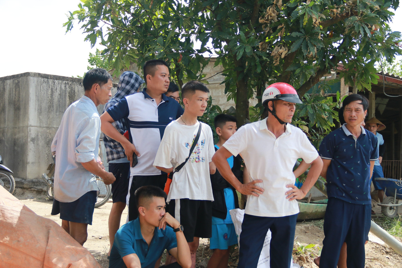 Anh Mão (áo trắng giữa) cùng người thân thất thần nhìn hồ cá gặp sự cố. Anh Mão (áo trắng giữa) cùng người thân thất thần nhìn hồ cá gặp sự cố.