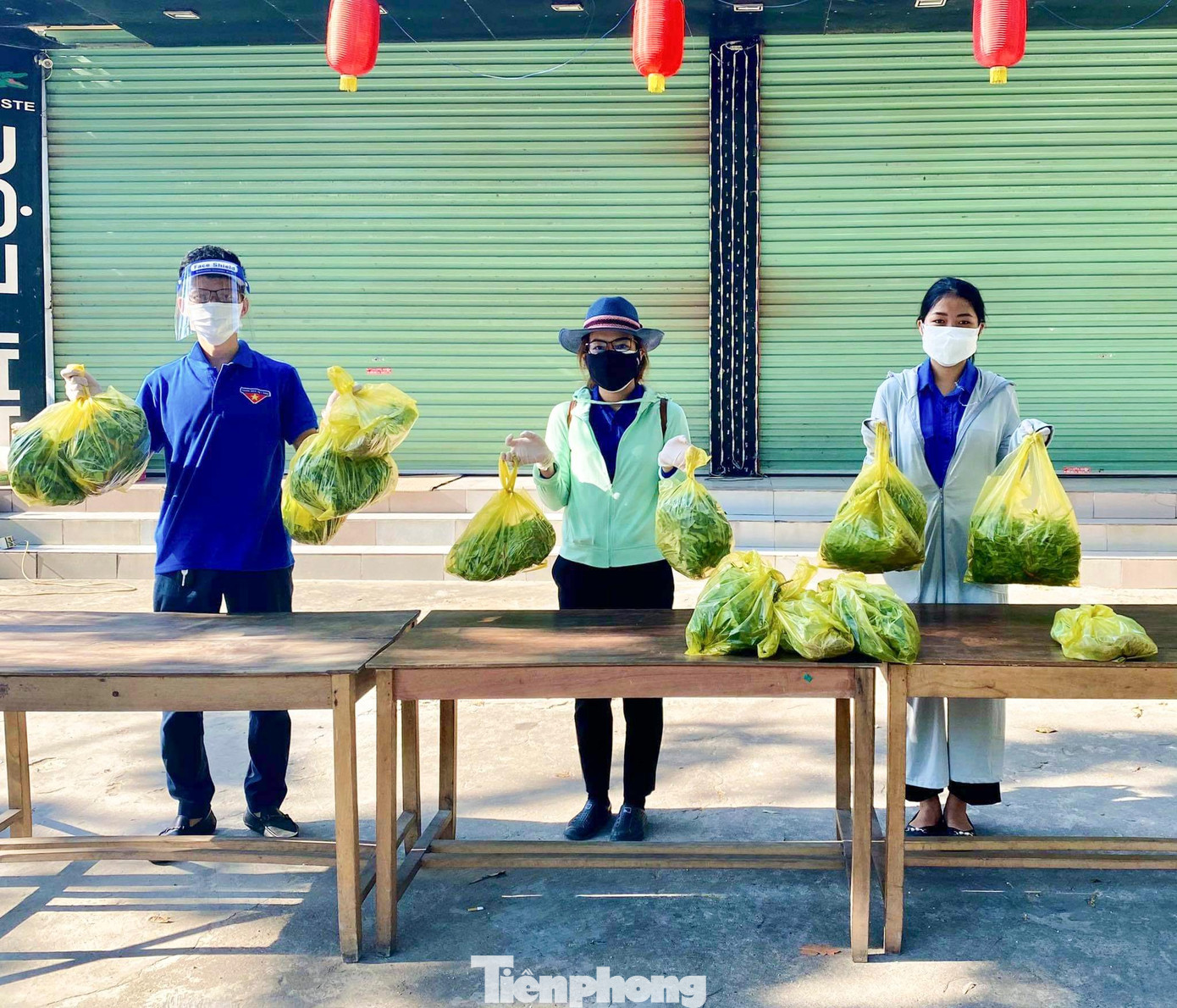 Cũng trong thời gian này, các Đoàn cơ sở, phường, xã cũng đã lập đội shipper áo xanh hỗ trợ cung ứng thực phẩm cho người dân thành phố Vinh những ngày cách ly xã hội. Cũng trong thời gian này, các Đoàn cơ sở, phường, xã cũng đã lập đội shipper áo xanh hỗ trợ cung ứng thực phẩm cho người dân thành phố Vinh những ngày cách ly xã hội.