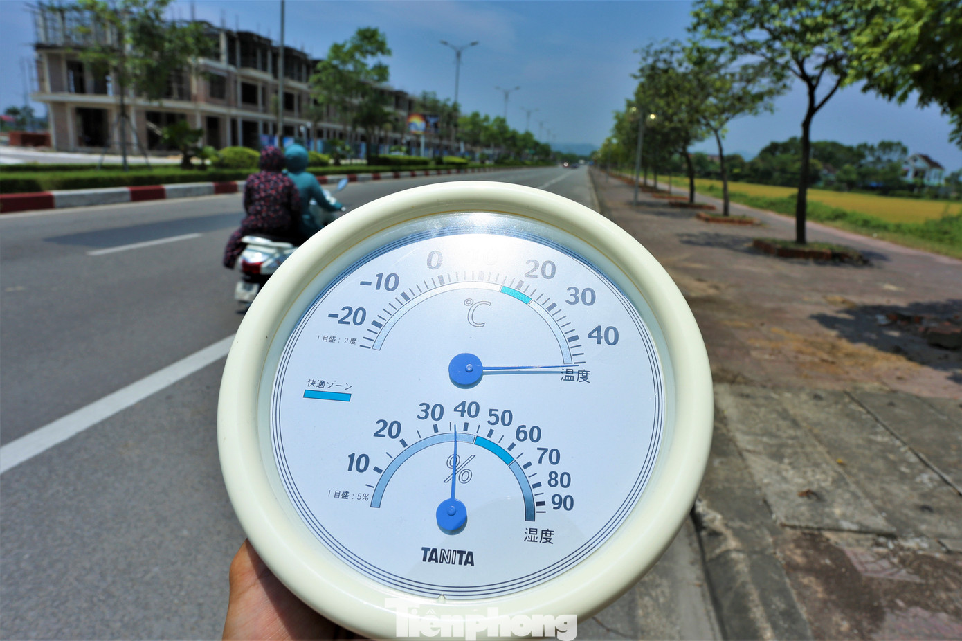 Nhiệt độ ngoài trời tại TP Hà Tĩnh đo được lúc 11h ngày 22/5 đã lên đến hơn 43 độ C, độ ẩm thấp.