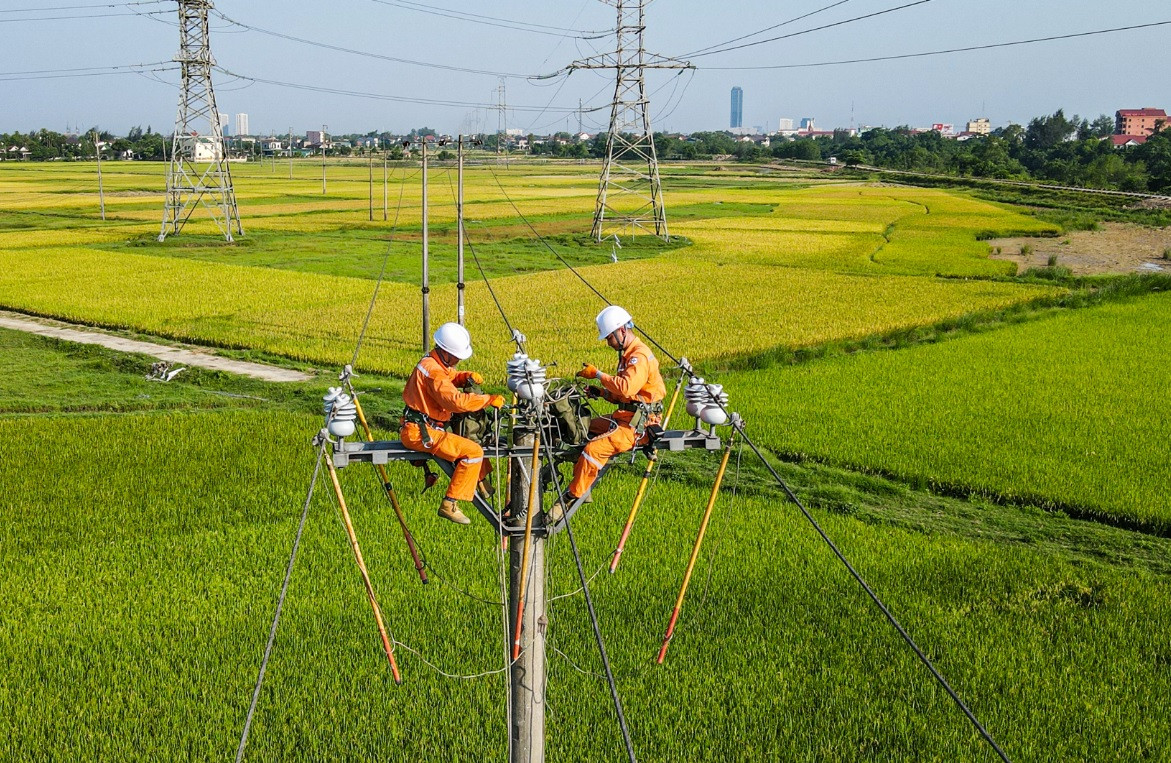 Ngành điện lực xử lý sự cố khi xảy ra.