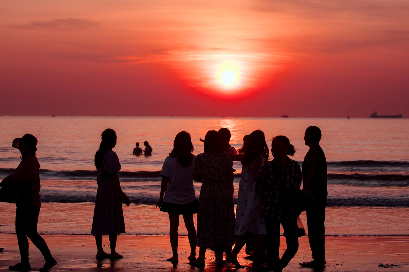 Trước vẻ đẹp của ánh bình minh mỗi sáng, nhiều du khách cũng dậy sớm ra biển để tắm và chụp ảnh lưu lại những khoảnh khắc tuyệt vời này. "Cách đây 116 năm, năm 1907, Cửa Lò đã được xác định là khu vực nghỉ dưỡng của Đông Dương. Tổ chức Du lịch thế giới từng đánh giá Cửa Lò là một trong những nơi có bãi biển đẹp nhất Việt Nam. Cửa Lò cũng đã được Thủ tướng Chính phủ công nhận là “Đô thị du lịch biển” từ năm 2014", Chủ tịch UBND TX. Cửa Lò Doãn Tiến Dũng cho hay.