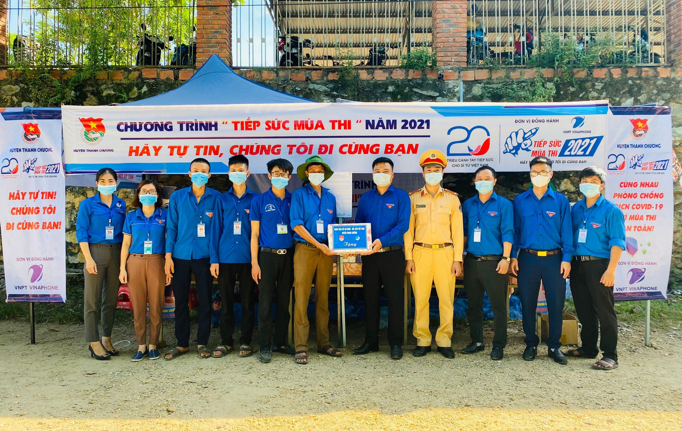 Thời tiết nắng nóng nhưng từ sáng sớm, đoàn viên, thanh niên tình nguyện Huyện đoàn Thanh Chương đã có mặt tại điểm thi để hỗ trợ thí sinh. Thời tiết nắng nóng nhưng từ sáng sớm, đoàn viên, thanh niên tình nguyện Huyện đoàn Thanh Chương đã có mặt tại điểm thi để hỗ trợ thí sinh.