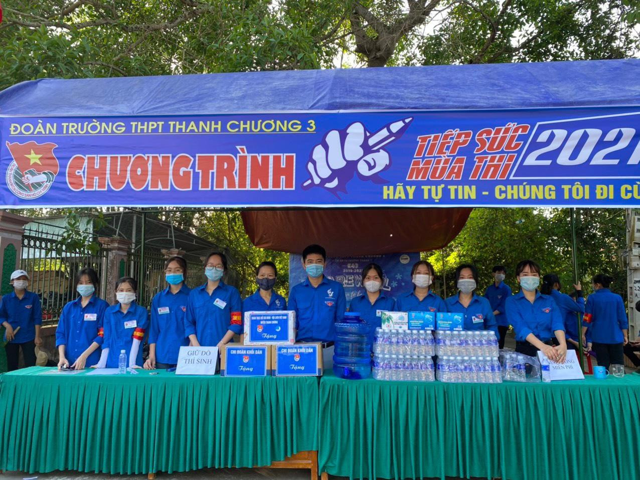 Nước uống, khẩu trang, bình sát khuẩn được Huyện đoàn Thanh Chương chuẩn bị đầy đủ. Ảnh: Lê Dũng. Nước uống, khẩu trang, bình sát khuẩn được Huyện đoàn Thanh Chương chuẩn bị đầy đủ. Ảnh: Lê Dũng.