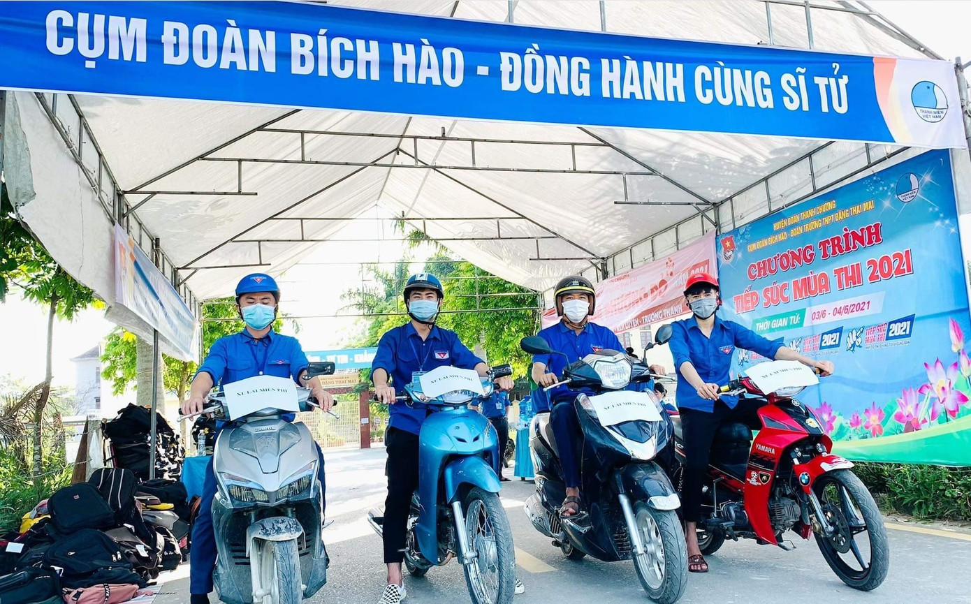 Đội hình xe ôm miễn phí sẵn sàng đón đưa sỹ tử trong suốt những ngày thi. Đội hình xe ôm miễn phí sẵn sàng đón đưa sỹ tử trong suốt những ngày thi.