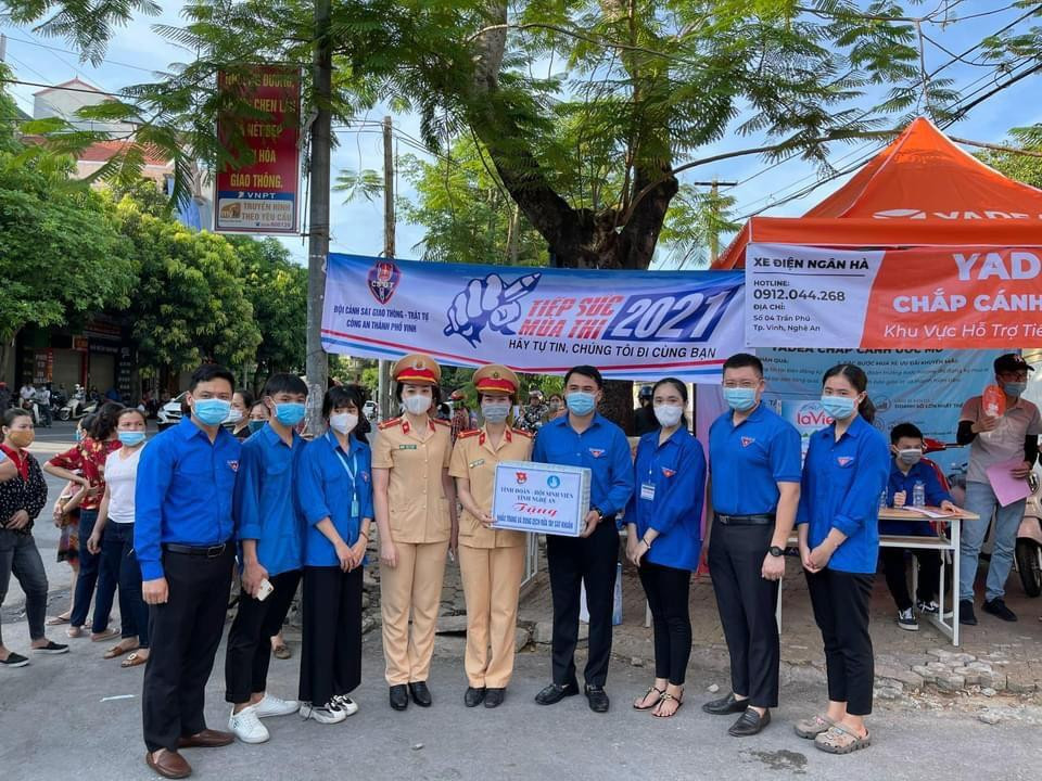 Tháng 5/2021, Tỉnh đoàn Nghệ An đã có Kế hoạch tổ chức chương trình "Tiếp sức mùa thi". Với mục đích phát huy tinh thần xung kích, tình nguyện của đoàn viên thanh niên. Hướng dẫn hỗ trợ thí sinh trước và sau kỳ thi. Trong ảnh: Phó Bí thư Tỉnh đoàn Nghệ An Thái Minh Sỹ tặng quà động viên thanh niên tình nguyện tại các điểm thi thuộc TP Vinh. Tháng 5/2021, Tỉnh đoàn Nghệ An đã có Kế hoạch tổ chức chương trình "Tiếp sức mùa thi". Với mục đích phát huy tinh thần xung kích, tình nguyện của đoàn viên thanh niên. Hướng dẫn hỗ trợ thí sinh trước và sau kỳ thi. Trong ảnh: Phó Bí thư Tỉnh đoàn Nghệ An Thái Minh Sỹ tặng quà động viên thanh niên tình nguyện tại các điểm thi thuộc TP Vinh.