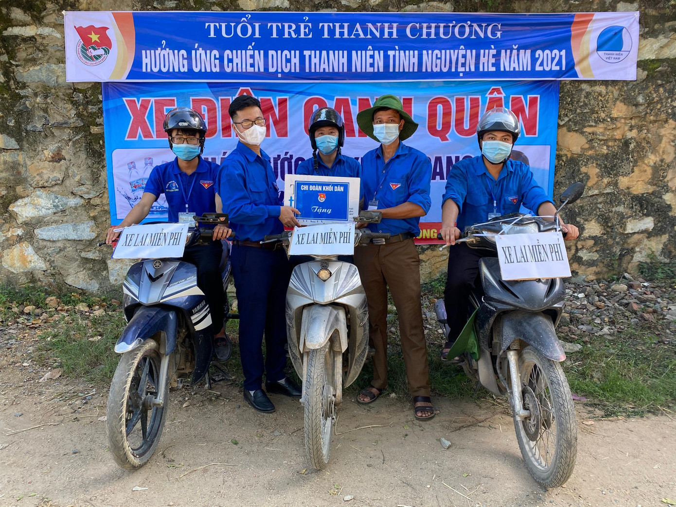 Nắng nóng khắc nghiệt nhưng những chuyến xe tình nguyện vẫn căng đầy nhiệt huyết. Nắng nóng khắc nghiệt nhưng những chuyến xe tình nguyện vẫn căng đầy nhiệt huyết.