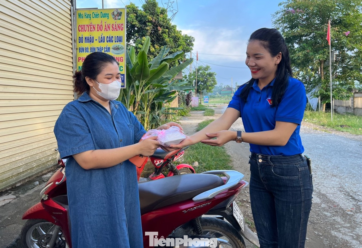 Những suất cơm miễn phí được các đoàn viên trao cho người nhà đưa thí sinh đi thi.