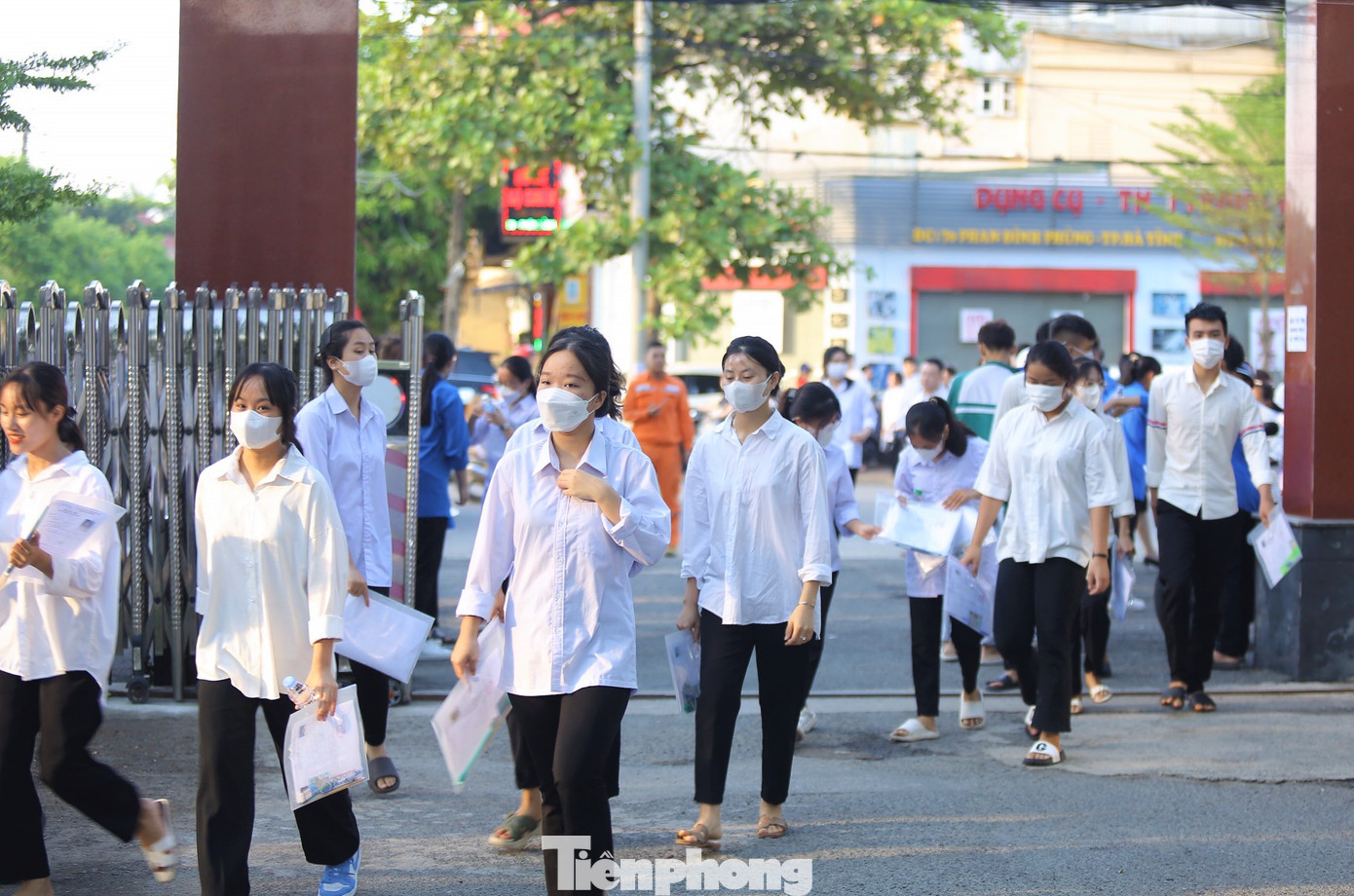 Sáng 28/6, hơn 17.200 thí sinh Hà Tĩnh có mặt tại 35 điểm thi trên địa bàn để bước vào ngày thi đầu tiên Kỳ thi tốt nghiệp THPT năm 2023.