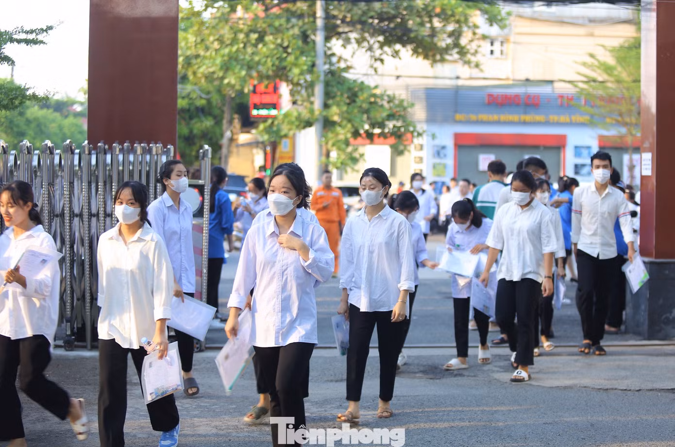 Sáng 28/6, hơn 17.200 thí sinh Hà Tĩnh có mặt tại 35 điểm thi trên địa bàn để bước vào ngày thi đầu tiên Kỳ thi tốt nghiệp THPT năm 2023.