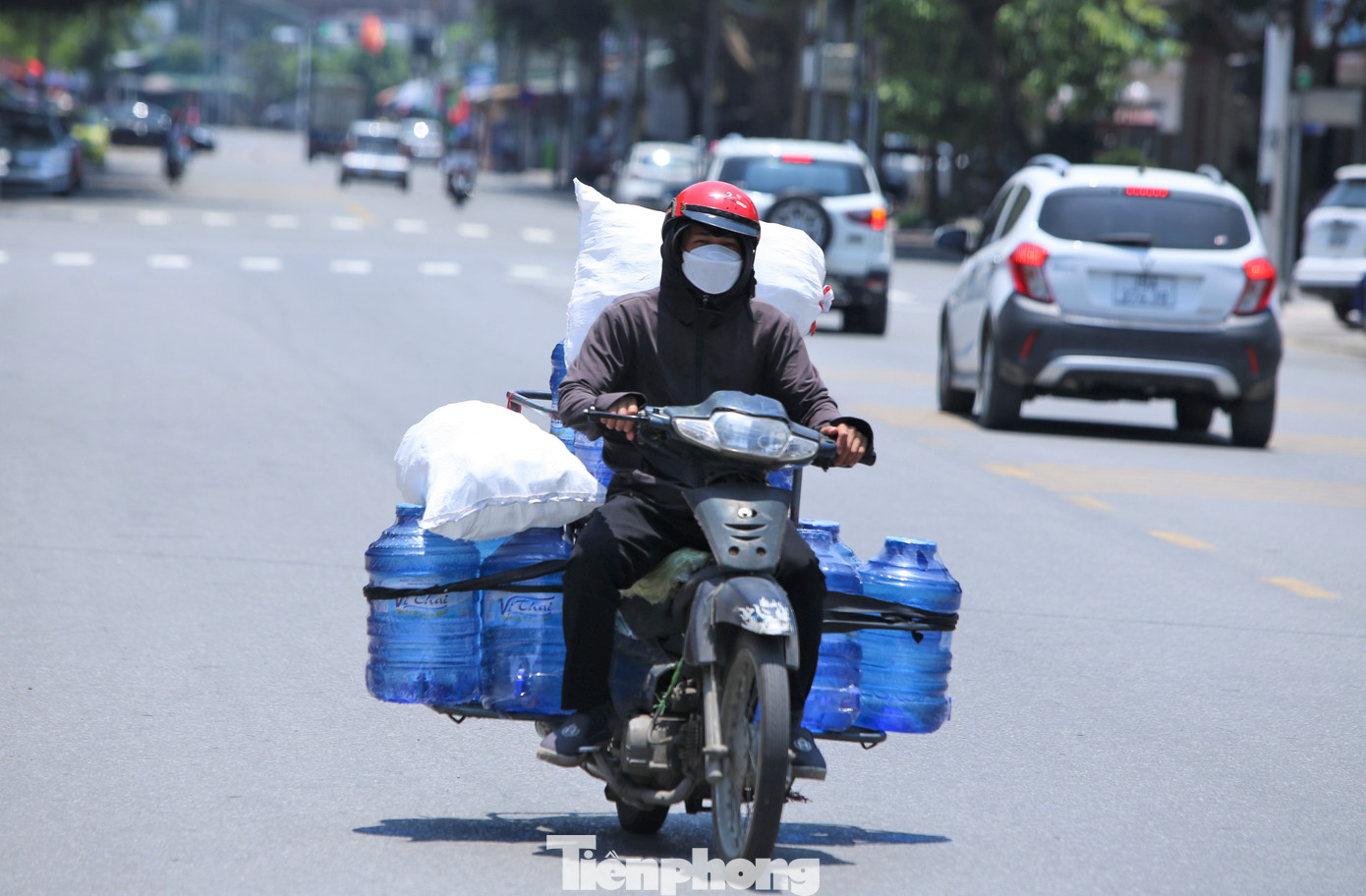 Phía ngoài đường giờ cao điểm nắng nóng chỉ xuất hiện lác đác người lao động. Họ bịt kín từ đầu đến chân. "Nắng nóng đầu mùa nhưng oi bức hơn các năm. Cuộc sống mưu sinh nên dù nắng vẫn phải cố gắng bươn chải", ông Thắng (SN 1962, TP Hà Tĩnh), bày tỏ.