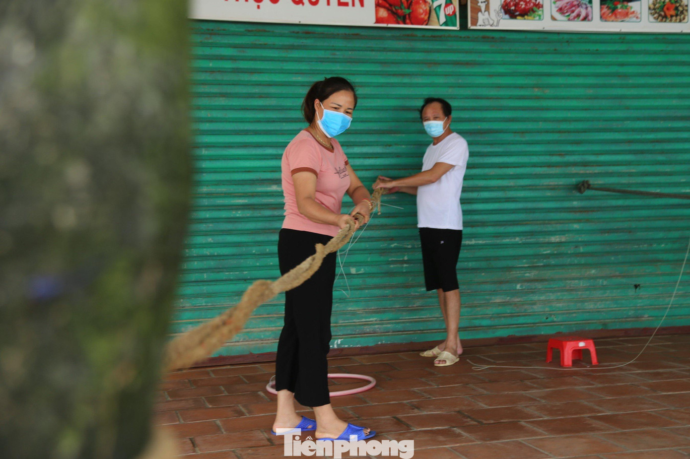 Ông Liên cùng vợ là chủ của nhà hàng 68 trên bãi biển Cửa Lò chằng chống cửa để hạn chế tối đa thiệt hại nếu bão đổ bộ vào thị xã.