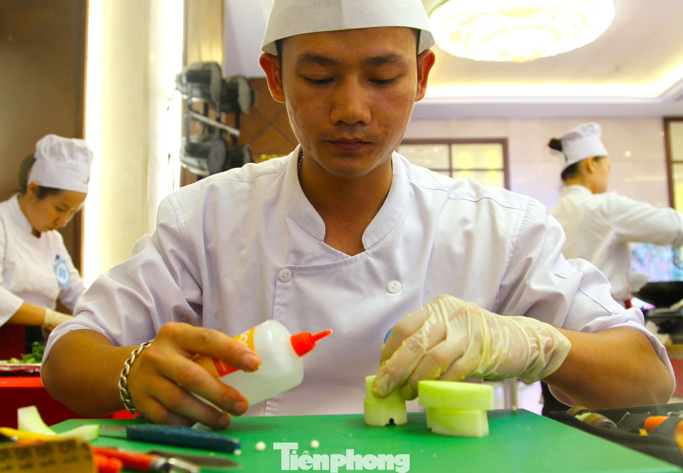 Mỗi đội thi có năm đầu bếp. Mỗi người được phân công làm một nhiệm vụ hoặc một món để đảm bảo đúng thời gian cuộc thi.