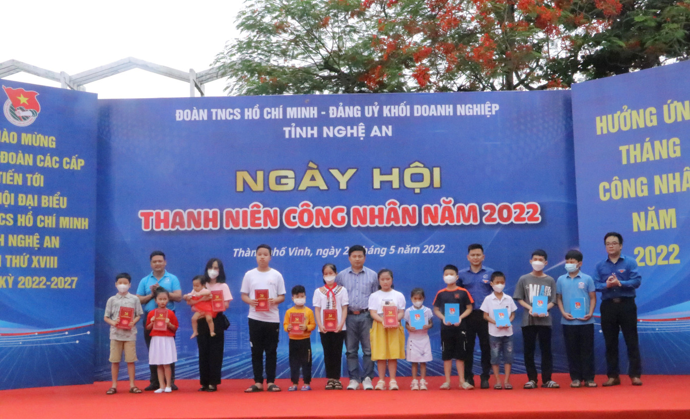 Ban tổ chức chương trình và Công ty Cổ phần Dệt may Hoàng Thị Loan dành tặng 20 suất quà cho 20 thanh niên công nhân có hoàn cảnh khó khăn và 12 em học sinh có hoàn cảnh khó khăn vươn lên học tập tốt.