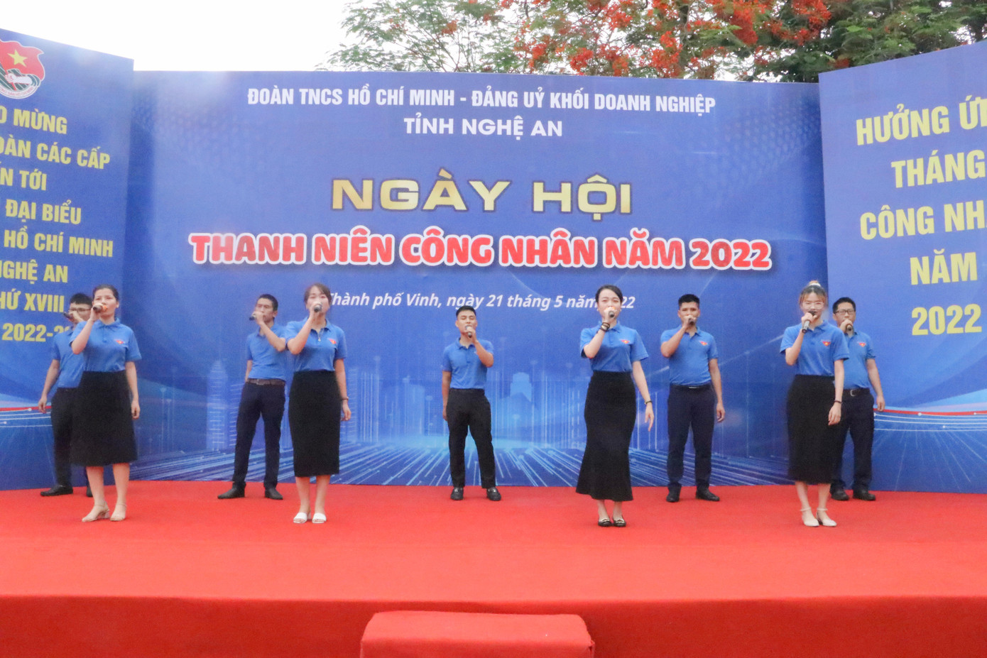 Tiết mục văn nghệ của thanh niên công nhân Công ty CP dệt may Hoàng Thị Loan.