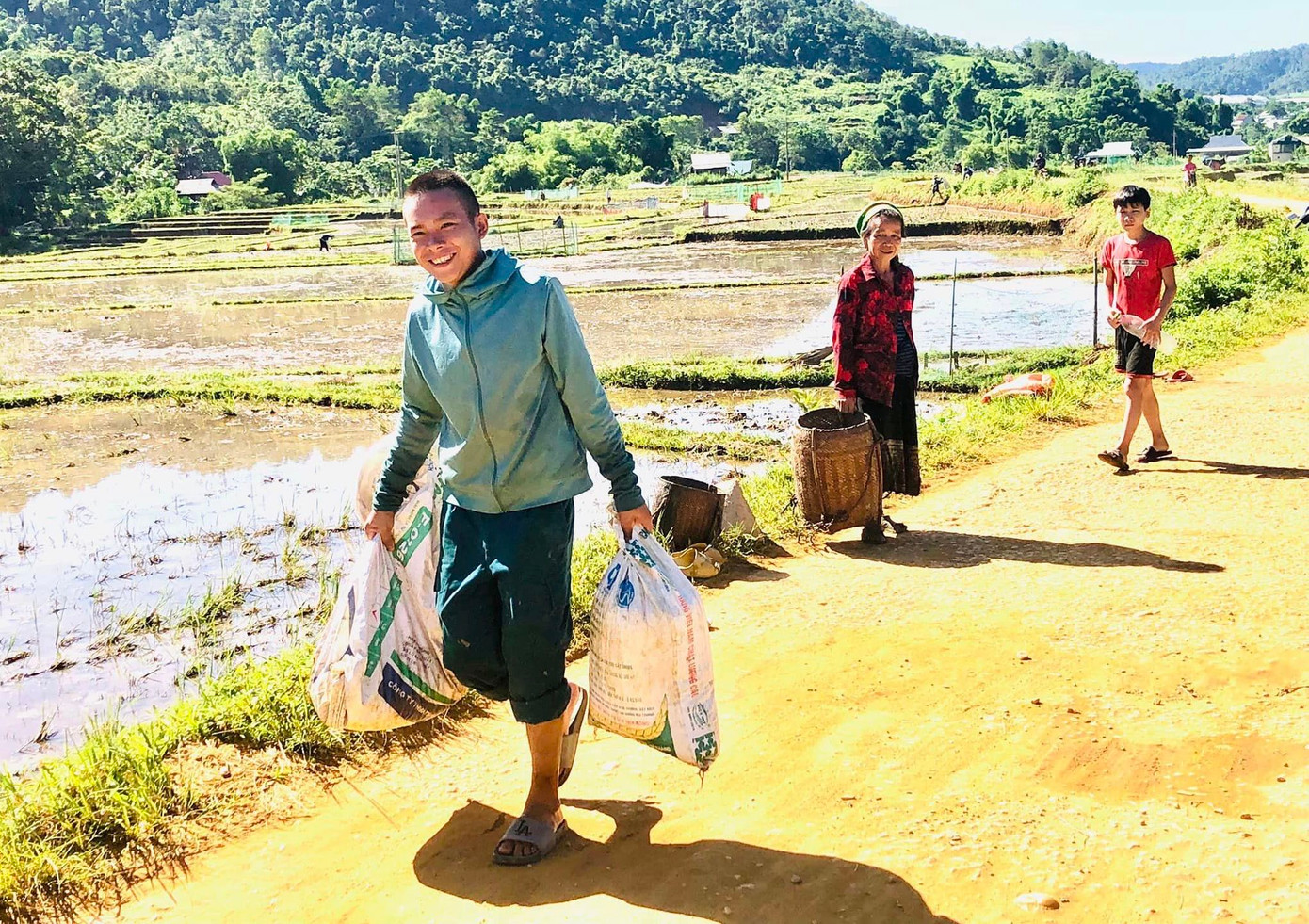 Chỉ trong thời gian ngắn, các thành viên bắt được từng bì lớn ốc bươu vàng. Chỉ trong thời gian ngắn, các thành viên bắt được từng bì lớn ốc bươu vàng.