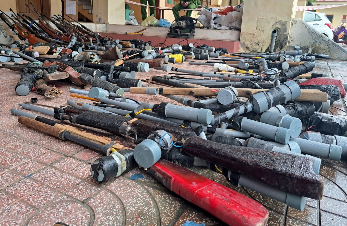 Lô hàng chủ yếu là súng, đồ chơi nguy hiểm được công an phát hiện thu giữ khi kiểm tra hành chính hoặc phá các vụ án.