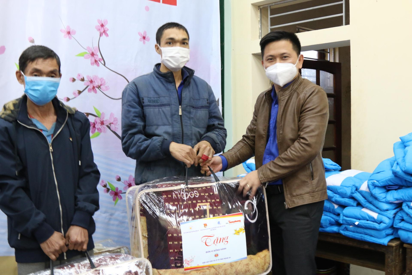 Dịp này, Ban tổ chức đã trao tặng công trình sân bóng chuyền, 100 túi an sinh, 50 chăn ấm cho các hộ gia đình có hoàn cảnh khó khăn, 100 áo ấm, 50 khăn quàng đỏ... cho học sinh trường Tiểu học Tiền Phong. Tổng trị giá hơn 100 triệu đồng.