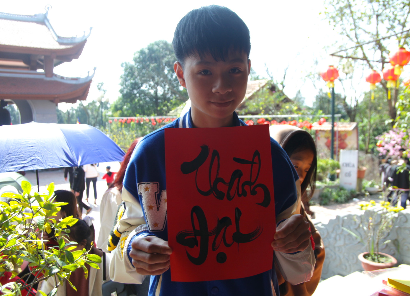 Chờ đợi gần 1 giờ đồng hồ mới đến lượt, em Thành Đạt (trú thành phố Vinh) đã xin được chữ đúng tên của mình. Thành Đạt chia sẻ, năm nay lên chùa em xin 2 chữ này và cũng mong tương lai sẽ thành đạt như đúng tên mà cha mẹ đã đặt.