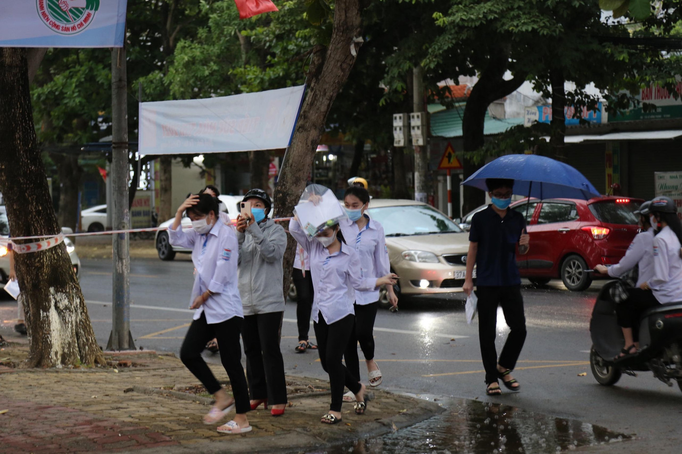 Khoảng 6 giờ sáng cùng ngày, các thí sinh đã có mặt tại các điểm thi để thực hiện bài thi môn Ngữ Văn.