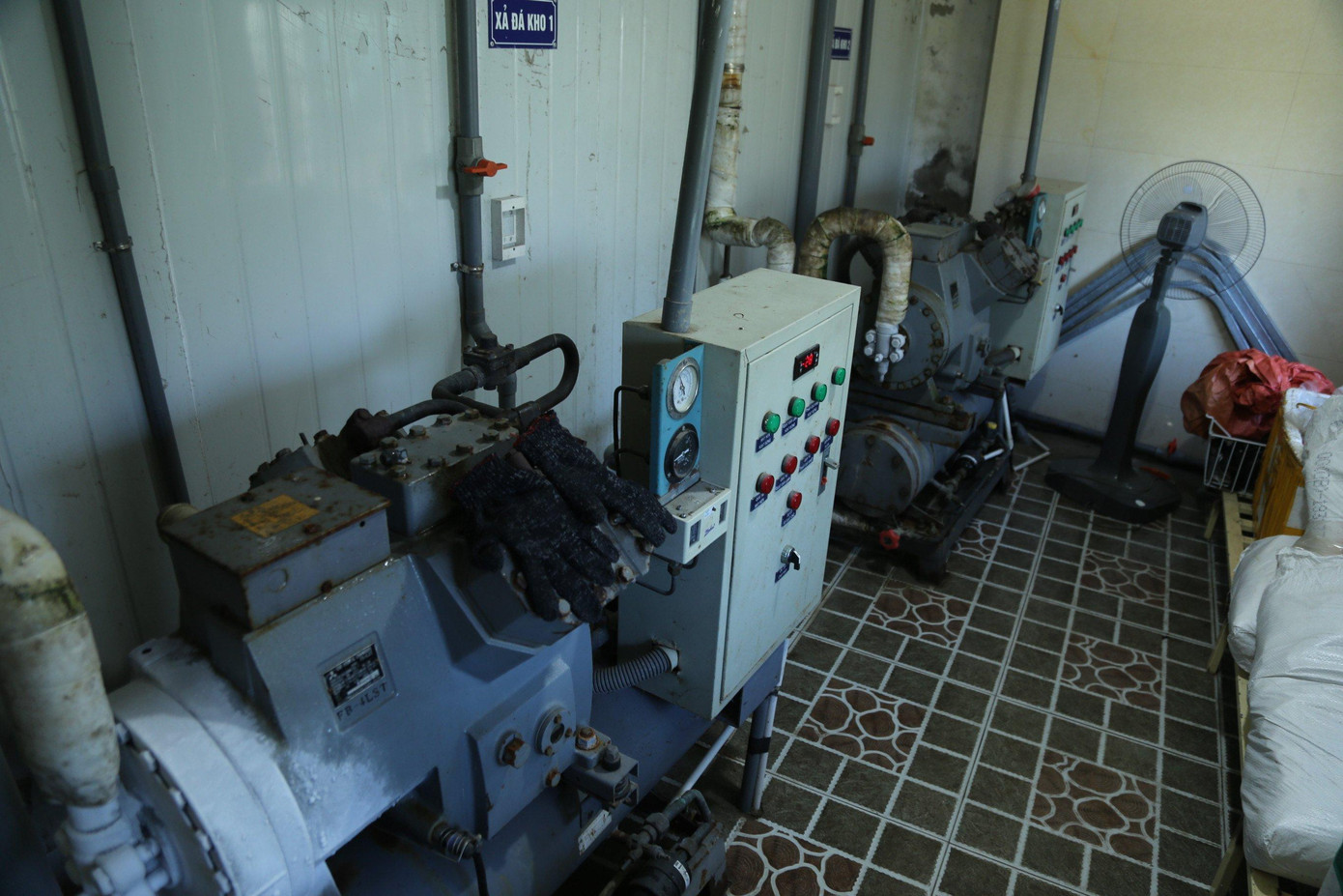 “Hàng không bán được, nhưng mỗi tháng vẫn tiêu tốn mất 100 triệu tiền điện và lương công nhân. Nóng ruột lắm, nhưng chẳng biết làm sao” - anh Quyết nói. Đây cũng là tình trạng chung ở các kho cấp đông của người dân, doanh nghiệp thu mua hải sản ở huyện Diễn Châu, TX. Hoàng Mai với số lượng tồn kho lên tới hàng ngàn tấn.