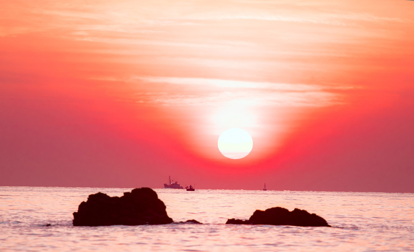 Vẻ đẹp mê hoặc của bãi biển Cửa Lò mỗi lúc bình minh lên.