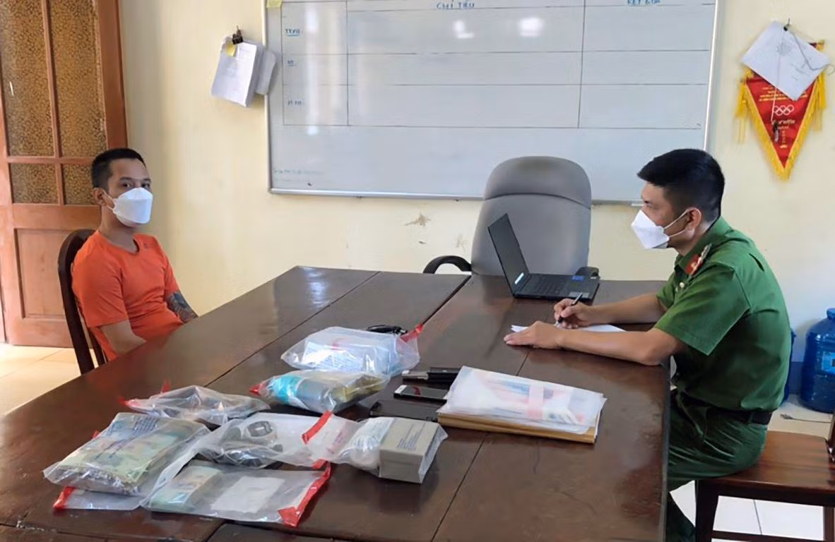 Lê Dũng Thái (áo cam) khai nhận tại cơ quan điều tra. Lê Dũng Thái (áo cam) khai nhận tại cơ quan điều tra.