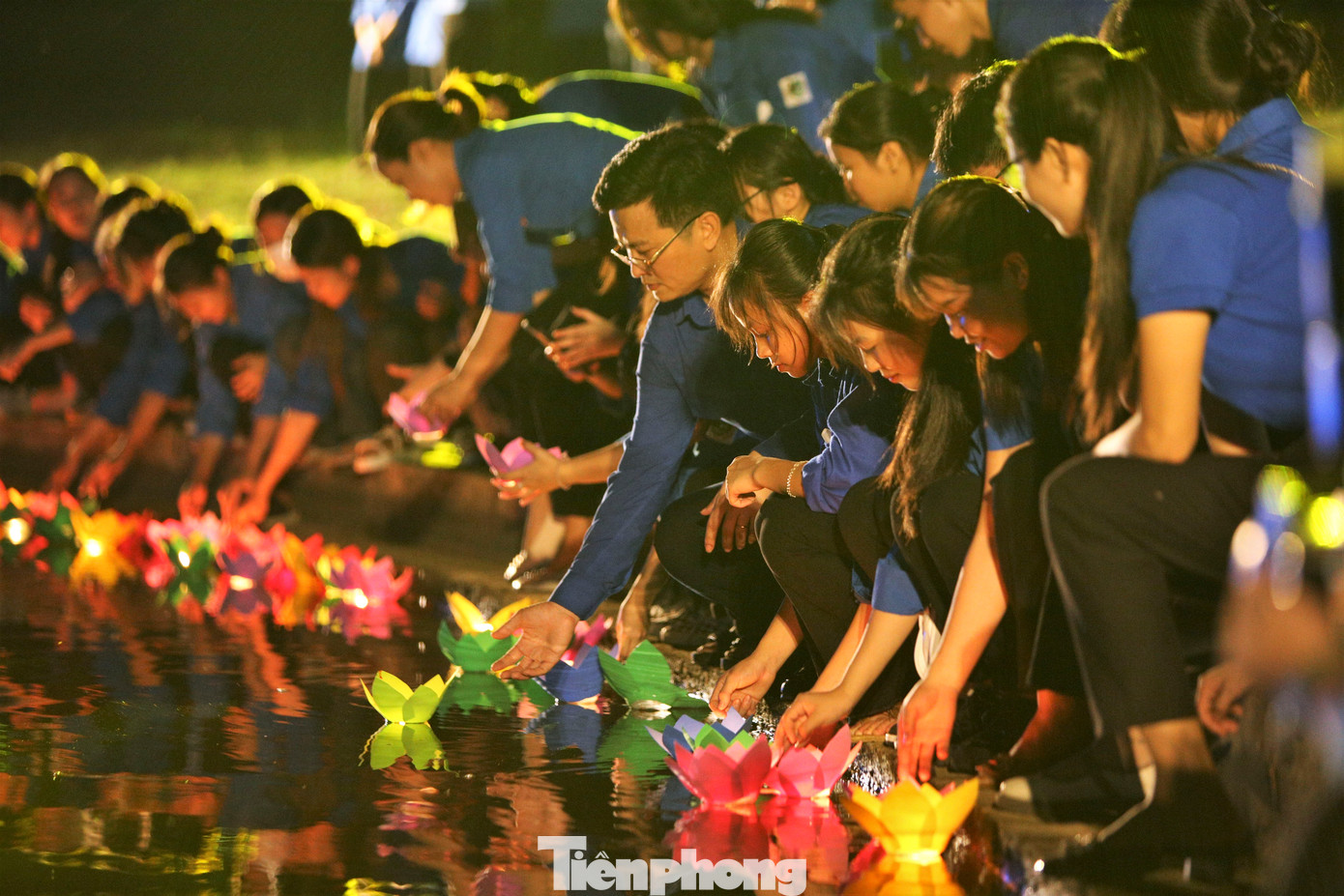 Hoạt động thắp nến tri ân và thả hoa đăng là việc làm đầy ý nghĩa, thể hiện tấm lòng biết ơn của tuổi trẻ, của những người được hưởng cuộc sống trong nền hòa bình với các anh hùng, liệt sỹ và những người cống hiến cho quê hương, đất nước.