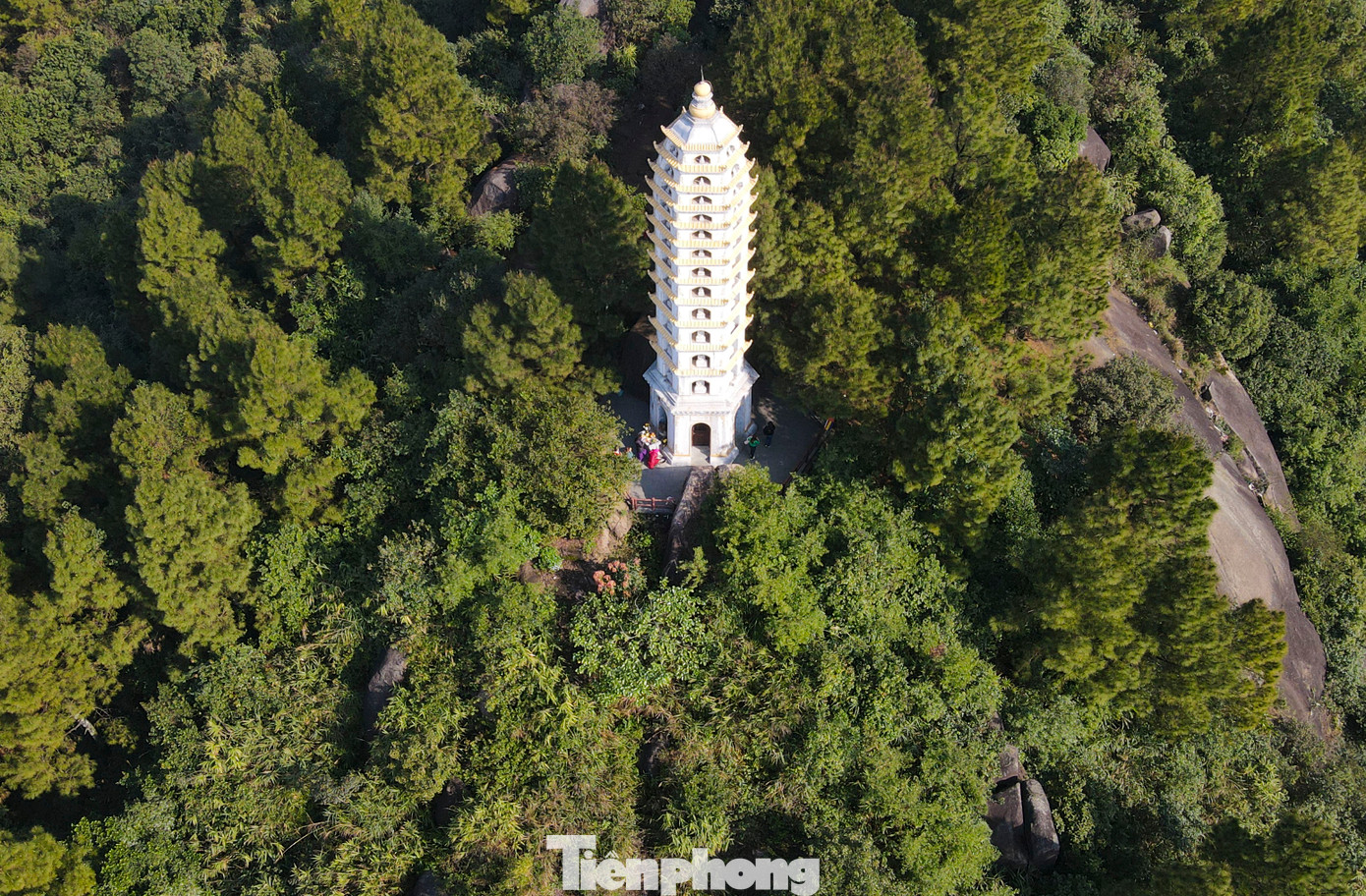 Theo sử sách, chùa Hương xây dựng thời Trần, thế kỷ XIII, là một trong những ngôi chùa lâu đời, nổi tiếng nhất Việt Nam. Chùa nằm ở độ cao 650 m, lưng chừng đỉnh Hương Tích, một trong những đỉnh đẹp nhất trong 99 ngọn trên núi Hồng Lĩnh. Đây là nơi thờ công chúa Diệu Thiên, con của vua Trang Vương nước Sở và được mệnh danh là "Hoan Châu đệ nhất danh lam".