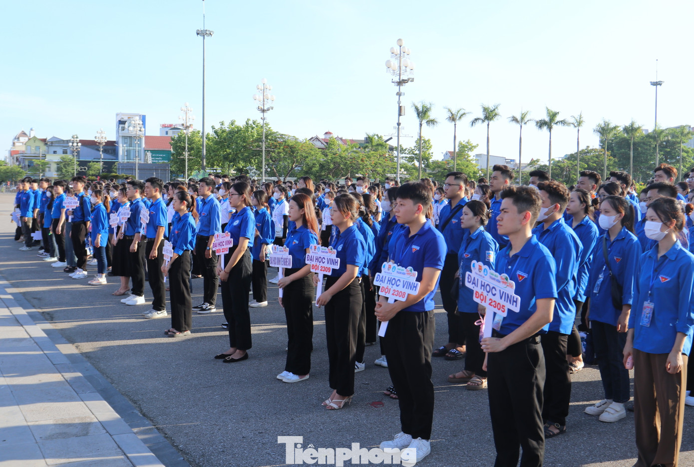 Hơn 300 đoàn viên, thanh niên đại diện cho hơn 800 chiến sĩ tình nguyện cấp tỉnh tham dự Lễ xuất quân. Hơn 300 đoàn viên, thanh niên đại diện cho hơn 800 chiến sĩ tình nguyện cấp tỉnh tham dự Lễ xuất quân.