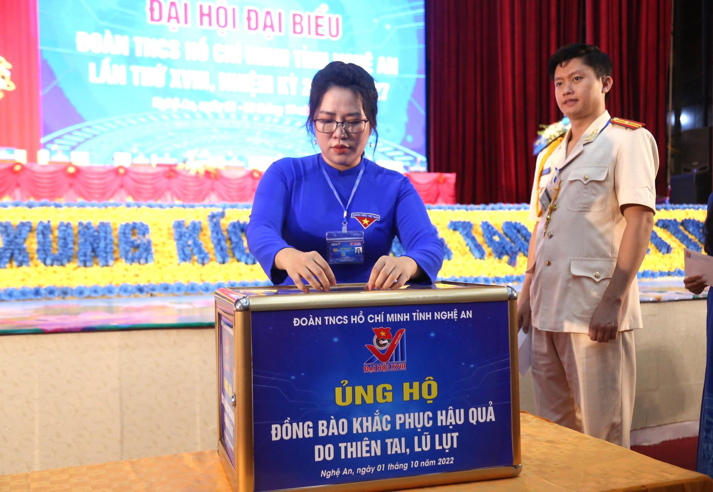 Chị Nguyễn Thị Phương Thúy - Phó Bí thư Tỉnh Đoàn Nghệ An ủng hộ đồng bào bị lũ lụt.