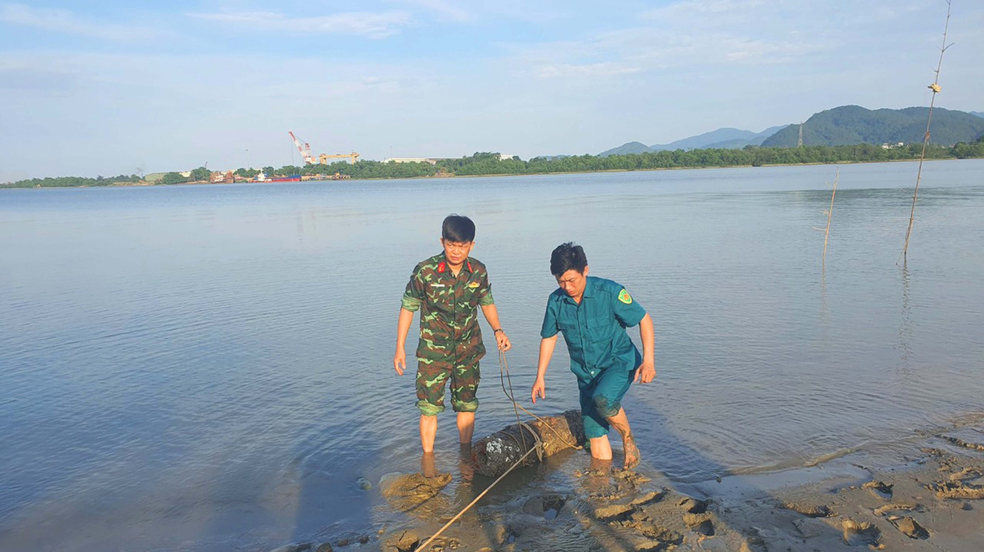 Quả bom dài hơn 1,5m, nặng 250kg được phát hiện ở mép sông Lam.