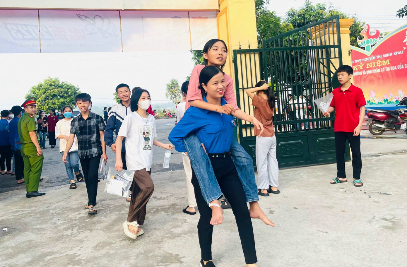 Tại địa điểm thi THPT Nguyễn Thị Minh Khai (huyện Đức Thọ), sáng cùng ngày, chị Phạm Thị Khuyên, Phó Bí thư Đoàn xã Hòa Lạc, khi gặp thí sinh Hà Linh (trú xã Đức Đồng) bị tai nạn, chân không thể tự di chuyển nên đã cõng sĩ tử vào phòng thi.