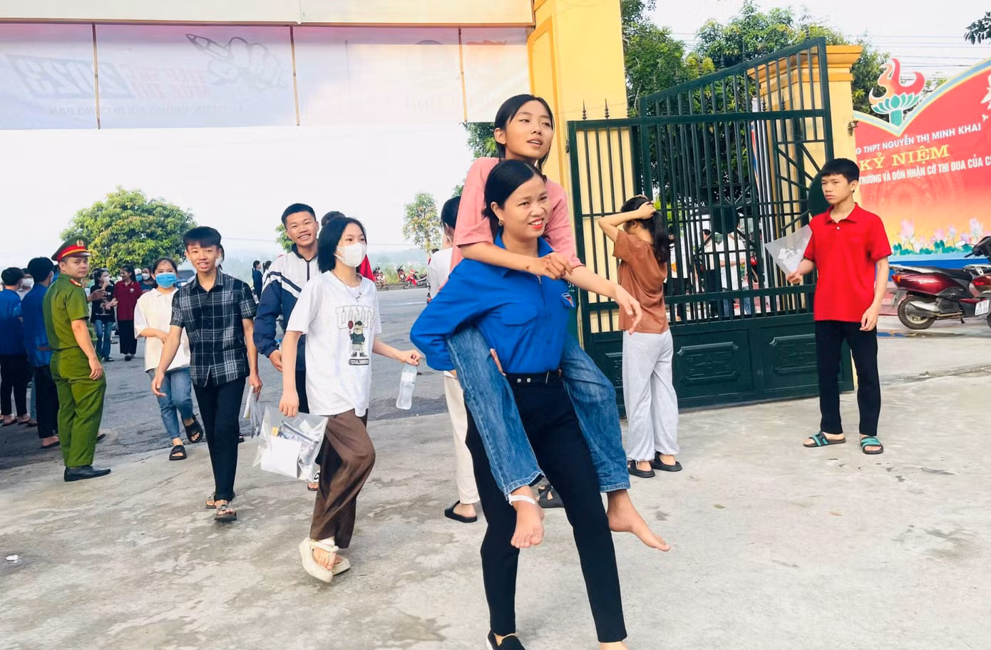 Tại địa điểm thi THPT Nguyễn Thị Minh Khai (huyện Đức Thọ), sáng cùng ngày, chị Phạm Thị Khuyên, Phó Bí thư Đoàn xã Hòa Lạc, khi gặp thí sinh Hà Linh (trú xã Đức Đồng) bị tai nạn, chân không thể tự di chuyển nên đã cõng sĩ tử vào phòng thi.
