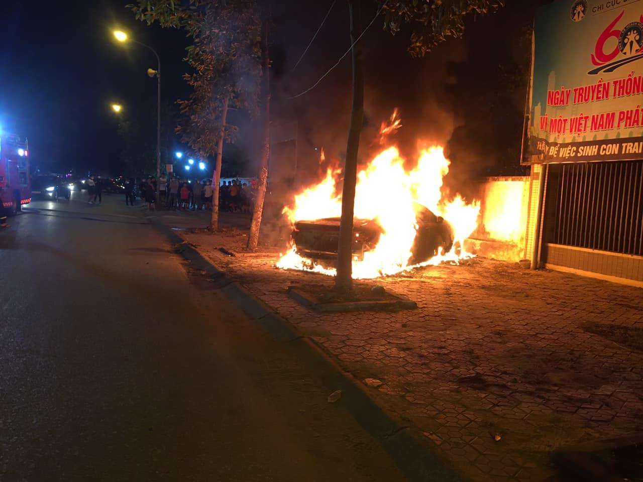 Chiếc xe ô tô bốc cháy ngùn ngụt khi đang đậu trên vỉa hè Chiếc xe ô tô bốc cháy ngùn ngụt khi đang đậu trên vỉa hè