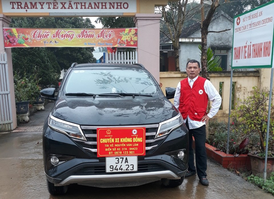 Ông Nguyễn Văn Lâm bên chiếc xe chở bệnh nhân miễn phí.