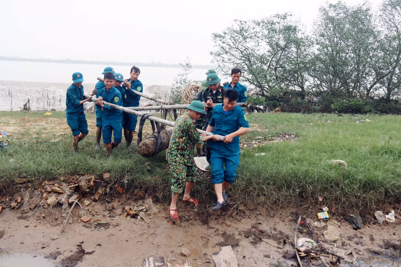 Vận chuyển quả bom đi tiêu hủy.