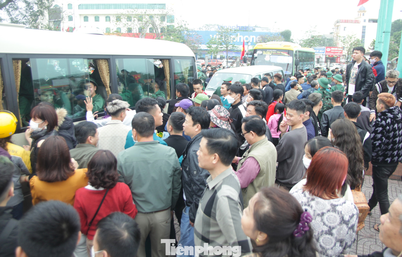 Các công dân ra xe lên đường đi đến đơn vị, người thân, bạn bè vây kín. Ai cũng muốn đến gần xe để được nói lời dặn dò, chia tay. Các công dân ra xe lên đường đi đến đơn vị, người thân, bạn bè vây kín. Ai cũng muốn đến gần xe để được nói lời dặn dò, chia tay.