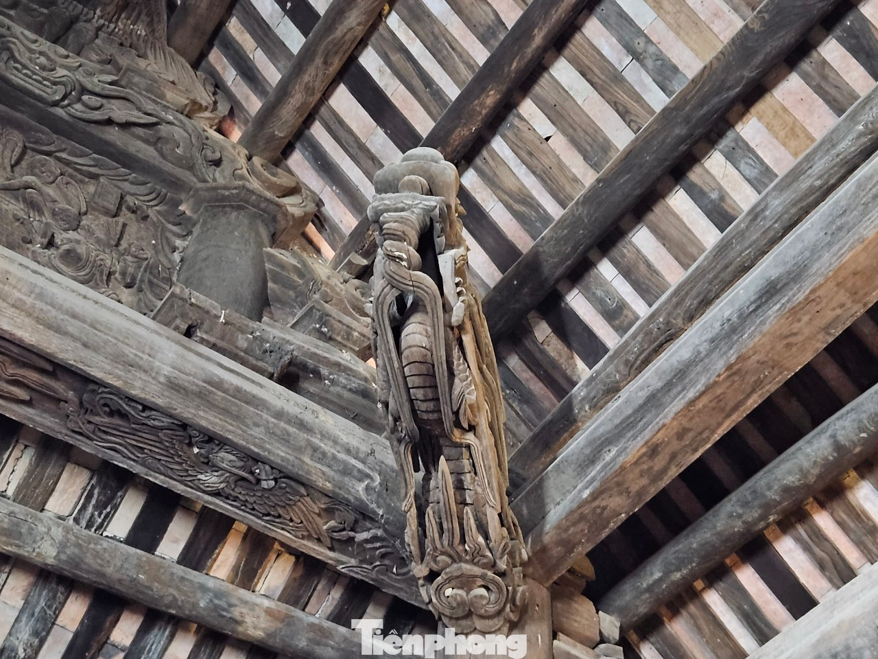 Đầu dư hình rồng được trang trí tại các góc nối của kiến trúc chầu về trung tâm của ngôi đình. Các đầu dư được chạm lộng tinh xảo từ những khối gỗ lớn tạo thành khối thống nhất. Đầu dư hình rồng được trang trí tại các góc nối của kiến trúc chầu về trung tâm của ngôi đình. Các đầu dư được chạm lộng tinh xảo từ những khối gỗ lớn tạo thành khối thống nhất.