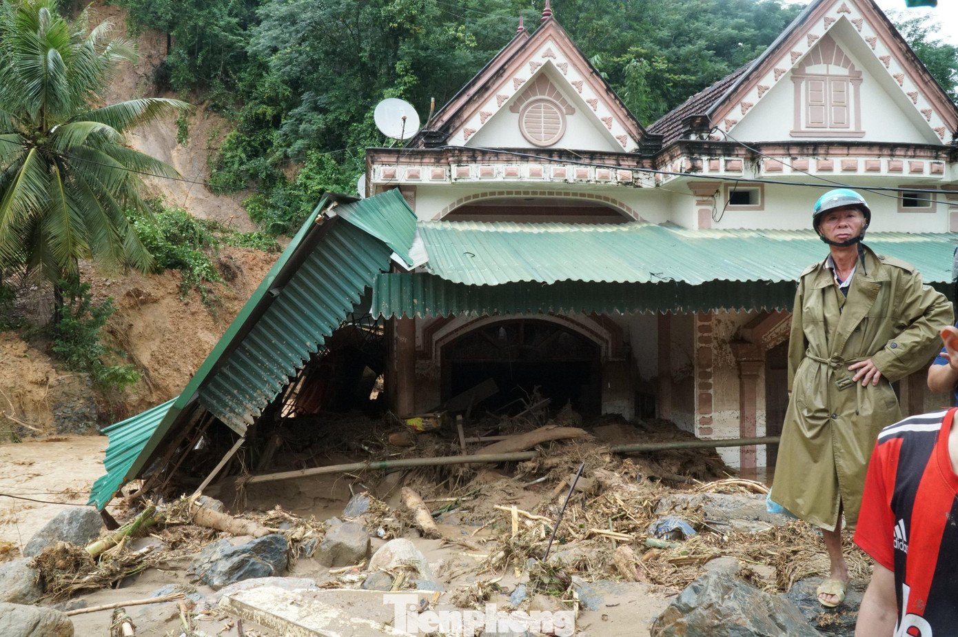 Người dân Kỳ Sơn đau lòng khi nhà cửa bị vùi dập.