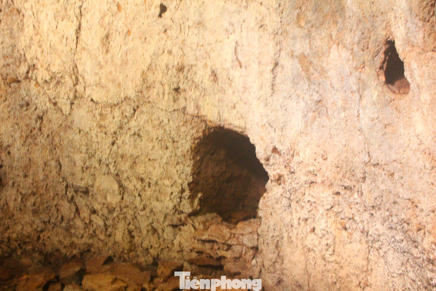 Phía bên trong, có 3 bếp nhỏ được thiết kế xung quanh tường có đường dẫn lên để thoát khói như "căn bếp Hoàng Cầm" thu nhỏ và có một đường nhỏ để thông không khí.