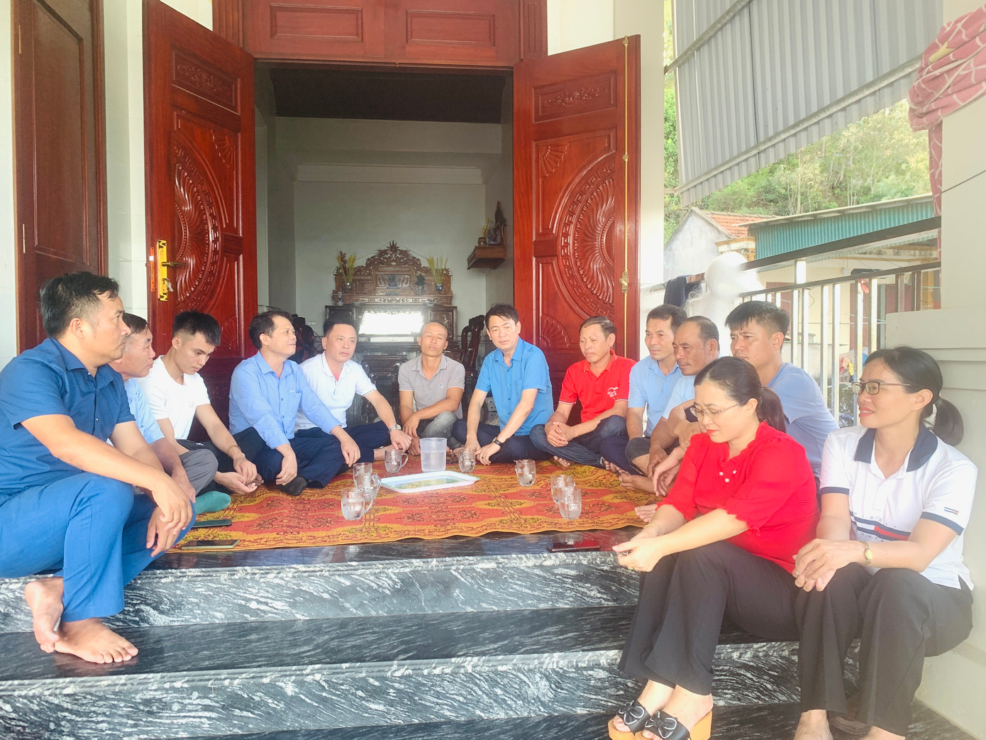 Lãnh đạo phường Quỳnh Phương cùng các đoàn thể đến gặp mặt, biểu dương tinh thần dũng cảm của 4 người đàn ông đã quên mình cứu sống 2 cháu bé bị đuối nước.