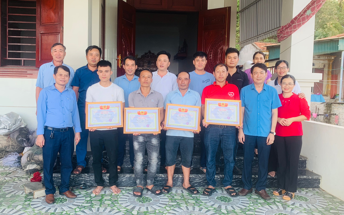 Lãnh đạo phường Quỳnh Phương trao giấy biểu dương cho 4 người đàn ông đã cứu 2 cháu bé đuối nước.